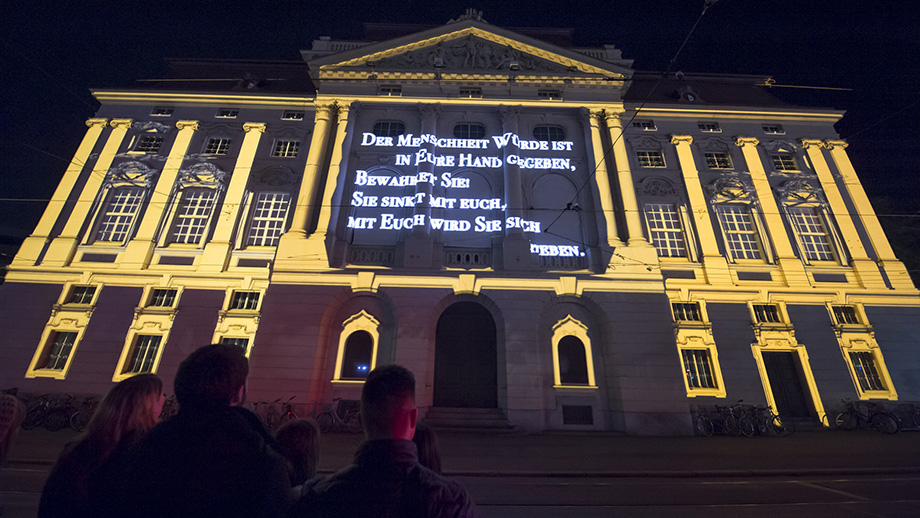 "Klanglicht", eine Licht- und Klanginstallation vor der Oper, dem Schauspielhaus und am Freiheitsplatz
