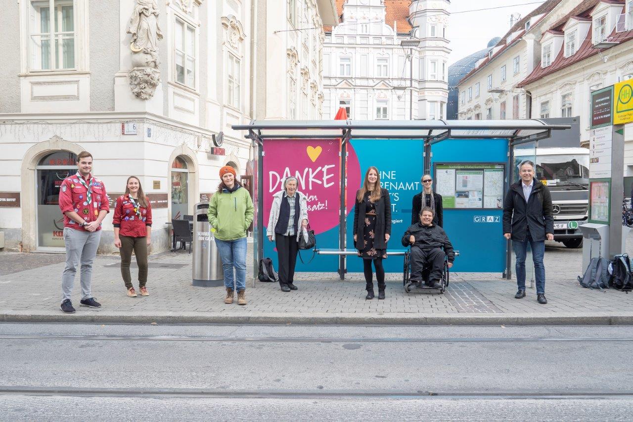 Stadtrat Hohensinner mit Mitgliedern der Kampagne bei der extra dafür designeten Haltestelle Südtirolerplatz © Stadt Graz/Fischer Stadtrat Hohensinner mit Mitgliedern der Kampagne bei der extra dafür designeten Haltestelle Südtirolerplatz